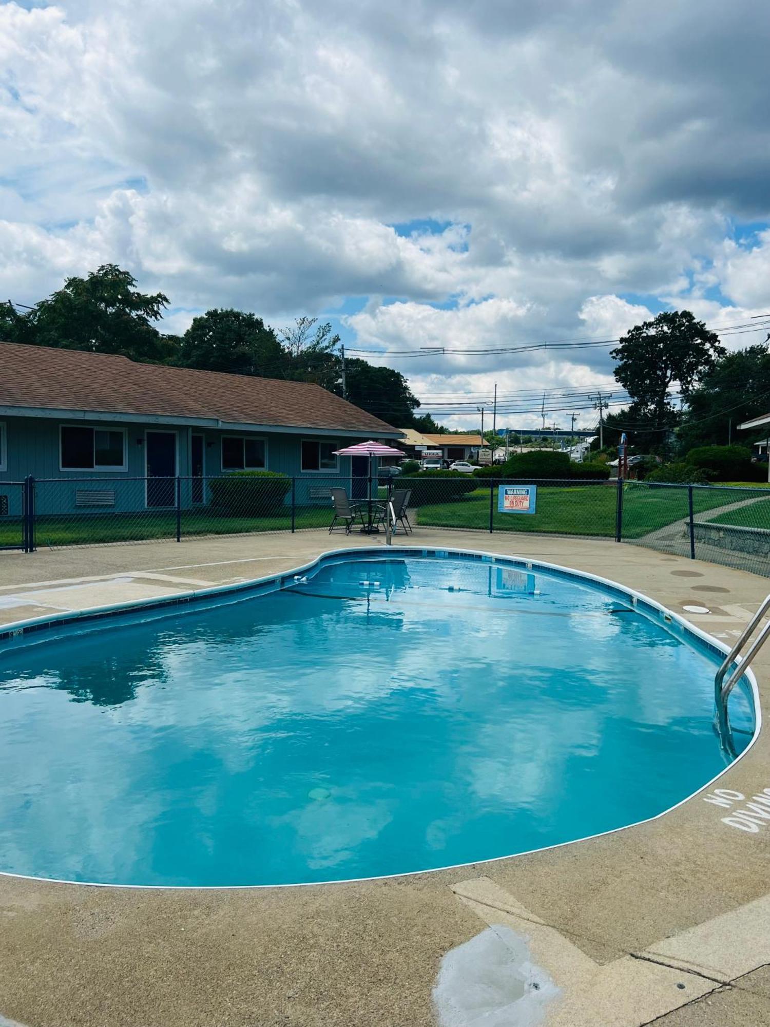 Captain'S Lodge Motel กลอสเตอร์ ภายนอก รูปภาพ