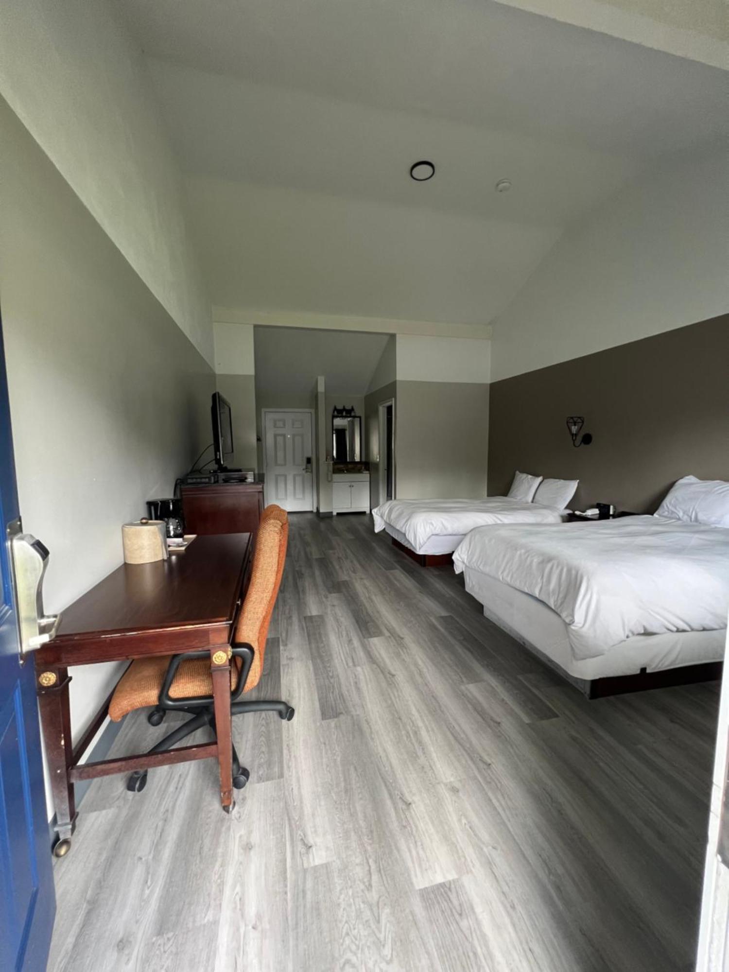 Captain'S Lodge Motel กลอสเตอร์ ภายนอก รูปภาพ
